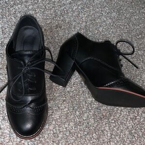 Black Lace-Up Heeled Oxford Shoes